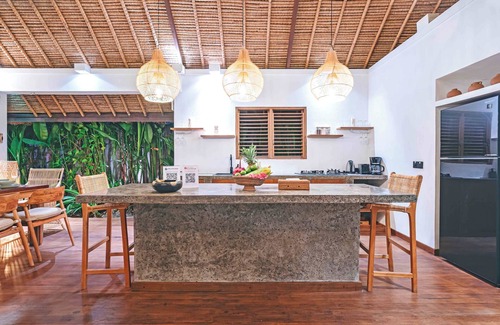 Padonan Villa | CANGGU 4BR VILLA & BIG POOL - 10 mins from the BEACH