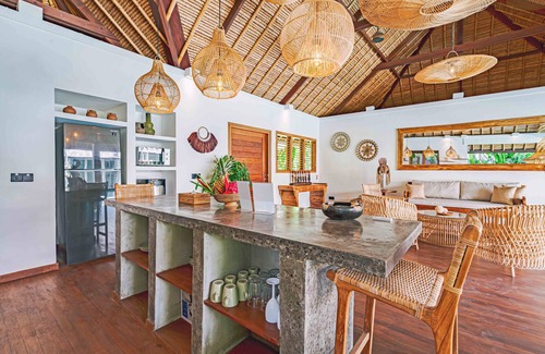 Padonan Villa | CANGGU 4BR VILLA & BIG POOL - 10 mins from the BEACH