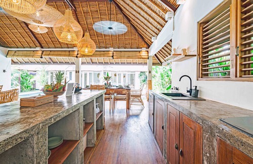 Padonan Villa | CANGGU Villa 4BR + big Pool + 10 mins to BEACH