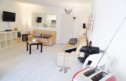 Le Suquet Apartment | CANNES: beach 2 minutes/45 m² /Sea view/Private parking/Internet-Wifi