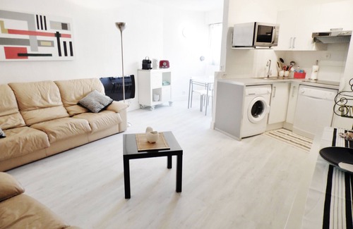 Le Suquet Apartment | CANNES: beach 2 minutes/45 m² /Sea view/Private parking/Internet-Wifi