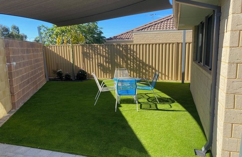Canning Vale House | Canning Vale Family AccommodationnEasy access to city CBD. Free WiFi