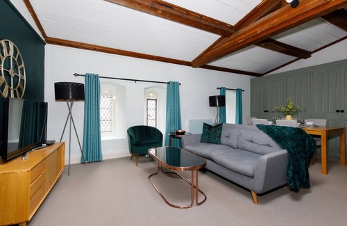 Chichester Apartment | Canon Gate , Chichester Cathedral - sleeps 4 guests in 2 bedrooms