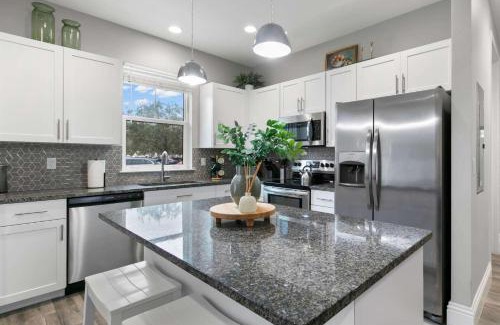 Safety Harbor Apartment | Canopy Couplet - 2 Upscale Condos by Main St