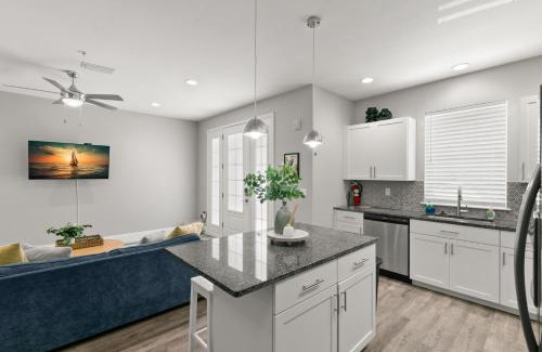 Safety Harbor Apartment | Canopy Couplet - 2 Upscale Condos by Main St