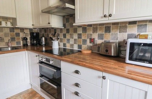 Llanfrynach Cottage | CANTREF HOUSE TOP FLOOR, romantic, with a garden in Brecon