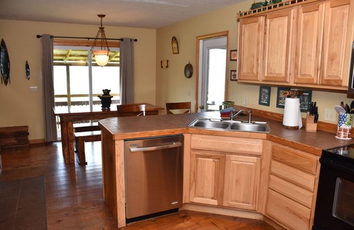 Eureka Springs Cabin | Canucanoe Riverview Hillcrest Lodge Vacation Home - 5 Bedrooms