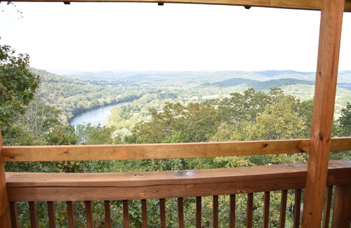 Eureka Springs Cabin | Canucanoe Riverview Hillcrest Lodge Vacation Home - 5 Bedrooms
