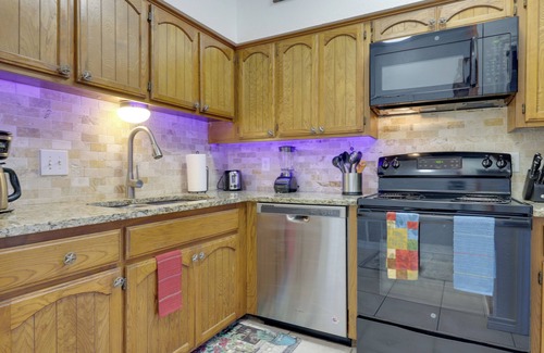 Canyon Lake House | Canyon Lake Townhome w/Balcony, Deck & Yard!
