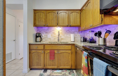 Canyon Lake House | Canyon Lake Townhome w/Balcony, Deck & Yard!