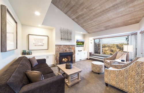 Redmond Cabin | Canyon Rim Retreat | 2 Units w/Kitchen & Pool | Near Eagle Crest Golf