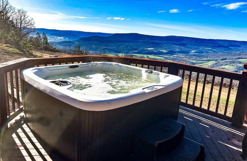 Jasper Cabin | Canyon's Edge Family Cabin- best scenic canyon views, hot tub & fire pit!