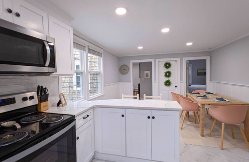 Falmouth House | Cape Cod Vacation in style! Close to Main Street & Beautiful Beaches