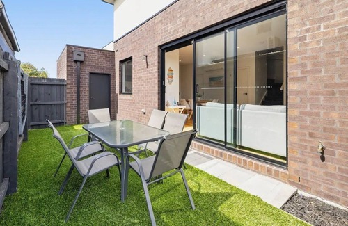 Tootgarook House | Capel Sound luxury 3 bedroom townhouse only minutes walk to the front beach.