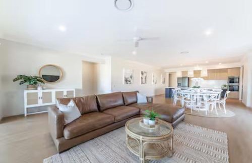 Surfers Paradise House | Capri Waterfront Resort-Style 5BR & Pool