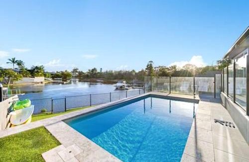 Surfers Paradise House | Capri Waterfront Resort-Style 5BR & Pool