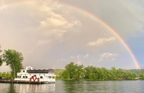Newport Boat Rental | Captain's Corner Newport Belle