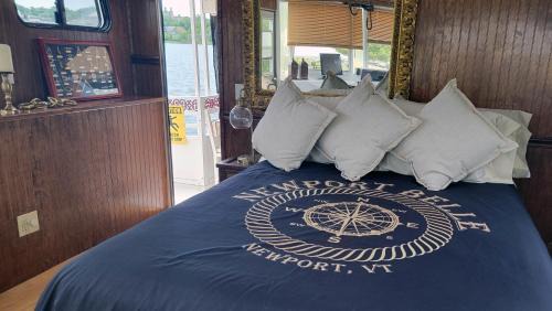 Newport Boat Rental | Captain's Corner Newport Belle