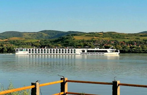 Cerevic House | Captain's house by the Danube river