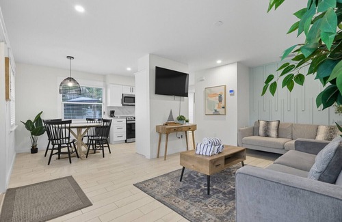 Ilexhurst House | Captain`s Quarters! Bungalow steps from the beach!
