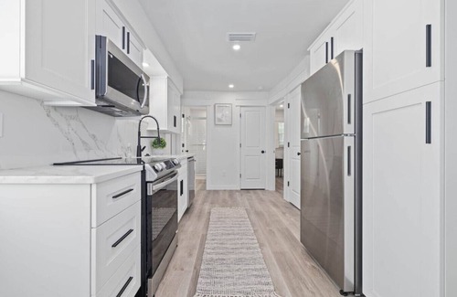 Ilexhurst House | Captain`s Quarters! Bungalow steps from the beach!