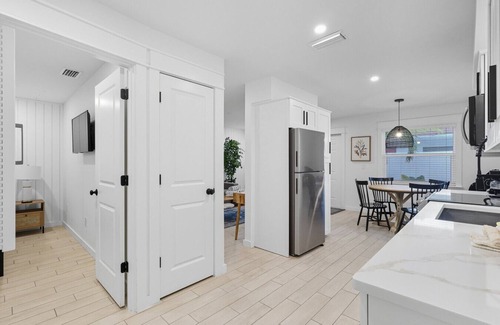 Ilexhurst House | Captain`s Quarters! Bungalow steps from the beach!
