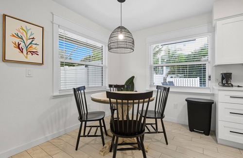 Ilexhurst House | Captain`s Quarters! Bungalow steps from the beach!