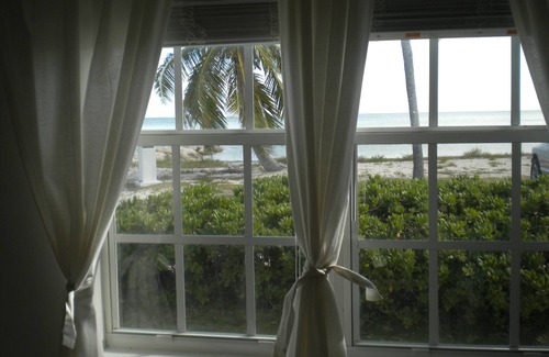 Cherokee Sound House | Captains View Nestled on the Beach