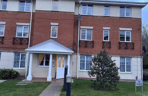 West Bromwich Apartment | Captivating 2-bed Apartment in West Bromwich