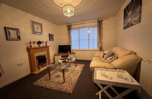 West Bromwich Apartment | Captivating 2-bed Apartment in West Bromwich