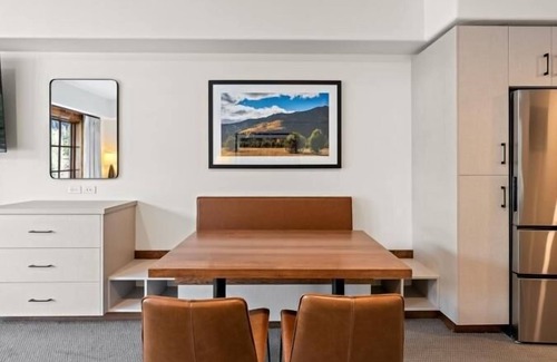 Tamarack Apartment | Captivating Studio with Balcony