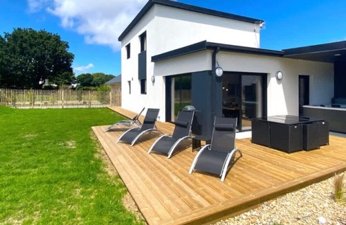 Carantec House | Carantec 4 stars villa with jacuzzi and garden