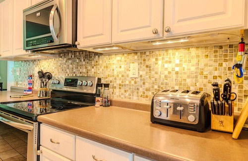 Three Rivers Cottage | Carefree Lakefront Cottage/11 mins to skiing