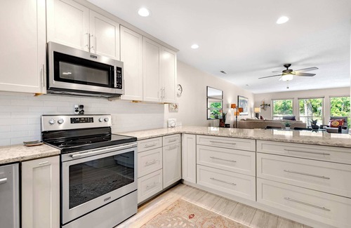 Sunrise Beach Condo | Carefree Tranquility at the Lake – Waterfront Stay for 4 w/Resort Amenities