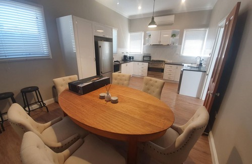 Armidale Cottage | Carisbrook Cottage is a beautiful, cosy, pet friendly home 2 blocks from the CBD