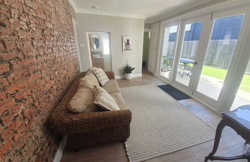 Armidale Cottage | Carisbrook Cottage is a beautiful, cosy, pet friendly home 2 blocks from the CBD