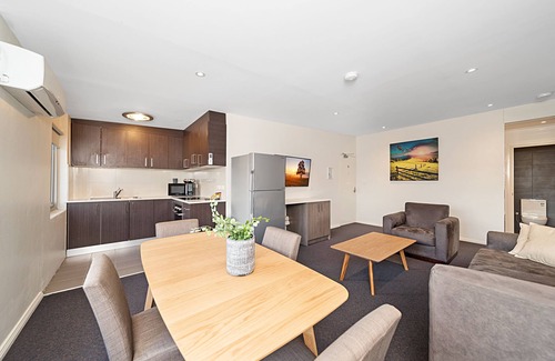 Goulburn Hotel | Carlton Suites