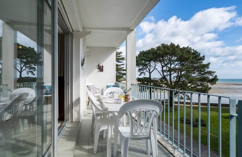 Carnac Apartment | Carnac - 3-room apartment + sleeping area, 78m², direct beach access, pets allowed, covered parking