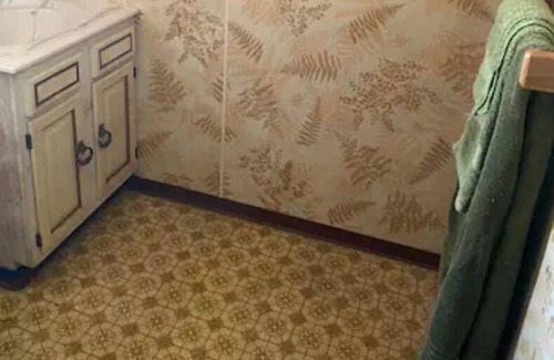 Carnegie House | Carnegie home- close to shops and highway