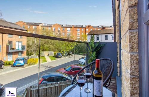 Wakefield Apartment | Carnforth 49 by Alt-Stay - Wakefield 2 Bed Ensuite Townhouse Contractor and Corporate Accommodation with Private Balcony, Parking, Smart TV, Kitchen and Fast Wi Fi - Long Stay Ready with Weekly and Monthly Rates