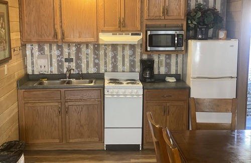 Gatlinburg Cottage | Carr's Cottages Suites 10 & 11