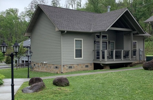 Gatlinburg Cottage | Carr's Northside Cottages - 4 Queen Beds