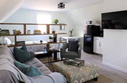 Italian Village Apartment | Carriage House | High St .2 mi | K9s Welcome