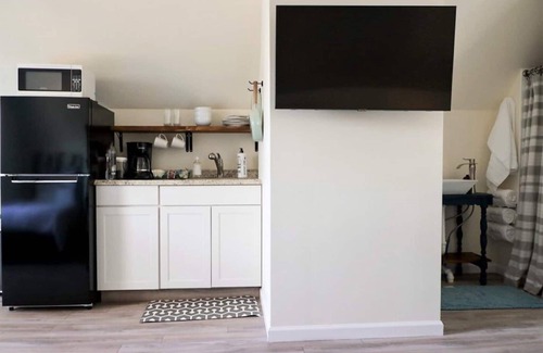 Italian Village Apartment | Carriage House | High St .2 mi | K9s Welcome