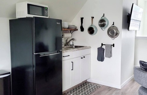 Italian Village Apartment | Carriage House | High St .2 mi | K9s Welcome