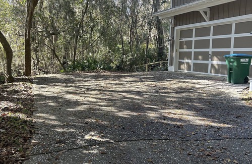 Olde Town Cottage | Carriage house on the Bluff