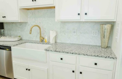 Lincoln Cottage | Carriage House: Stylish Lakefront 1BR Cottage