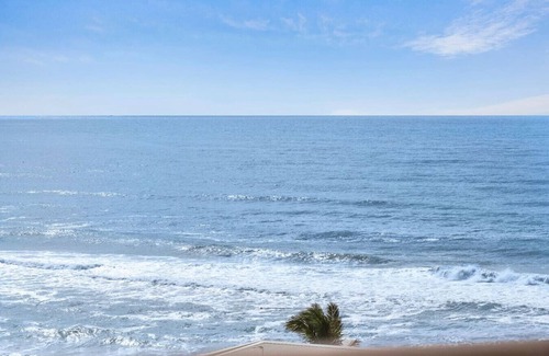 Main Beach Apartment | Carrington Family Beach Getaway - Ocean View, WiFi