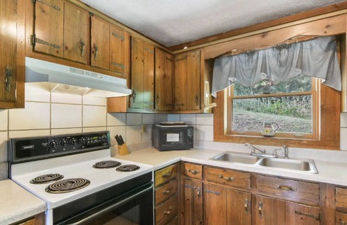 Ellijay House | Carters Lake Lakeside Log Cabin #3 includes free boat slip at the Marina