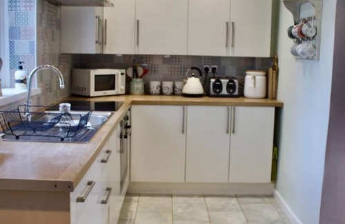 Bridgend House | Cartref,1860's Family homenOverlooks Bridgend, Newcastle Castle, Pet Friendly.